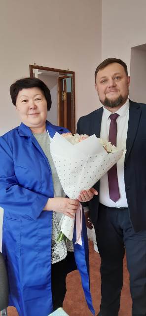 Тобышакова Гулай Климентовна и начальник Ямало Ненецкого ЦГМС Артем Олегович Кошкин
